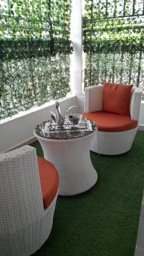 sala de estar con 2 sillas y mesa de centro en Diana executive residents, en Kisumu