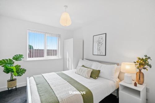 - une chambre blanche avec un lit et une fenêtre dans l'établissement NEW 5 Sarah House by Truestays - 2 Bedroom Apartment - FREE Parking, à Manchester