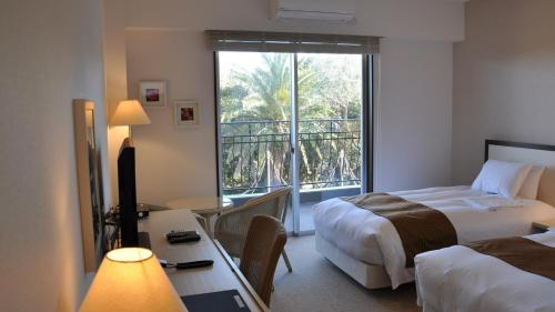 een hotelkamer met 2 bedden en een raam bij HOTEL HOLISTIC RESORT - Vacation STAY 34549v in Taiji