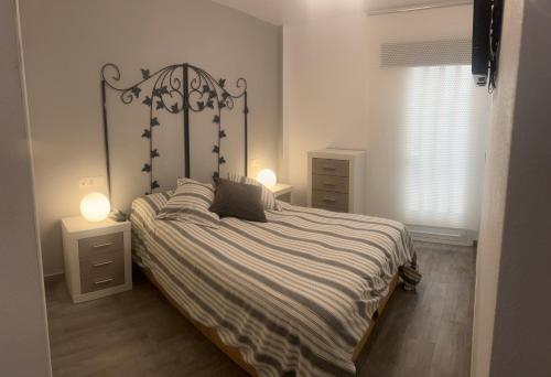 1 dormitorio con 1 cama grande y 2 mesitas de noche en Apartment zona Naturista, en Vera