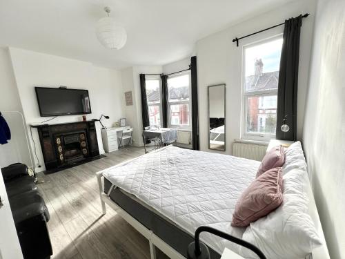 - une chambre avec un lit et une télévision à écran plat dans l'établissement Westfield London Shepherds Bush, à Londres