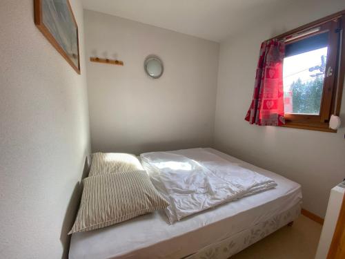a small bedroom with a bed and a window at Appartement Morillon 1100, 2 pièces, 6 personnes - FR-1-642-62 in Morillon