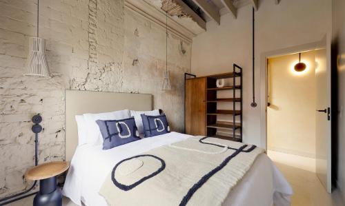 1 dormitorio con 1 cama grande con almohadas azules en APARTAMENTO DISEÑo GALIANA 6 ARENA AVILÉS ASTURIAS, en Avilés