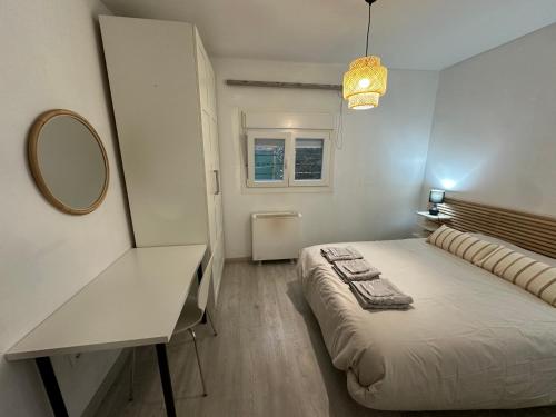 a bedroom with a bed and a desk and a mirror at A 5 min del aeropuerto + IFEMA in Madrid