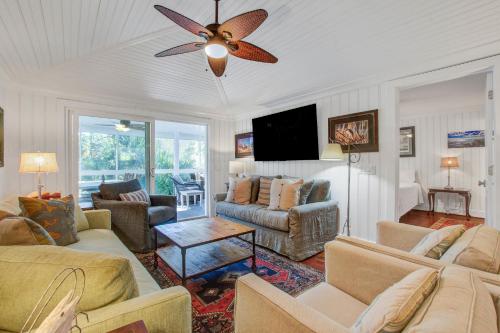 uma sala de estar com sofás e uma ventoinha de tecto em 2 Twin Oaks em Isle of Palms