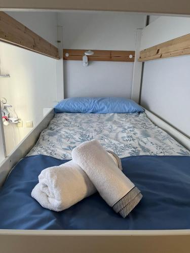 Una cama en una habitación con dos toallas. en La Madriguera de Toledo, en Bargas