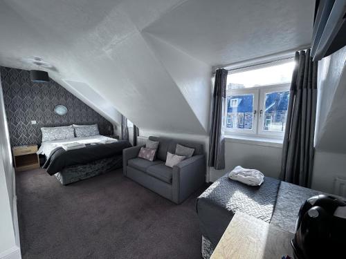 un soggiorno con letto e divano di DunMoore Guesthouse a Oban