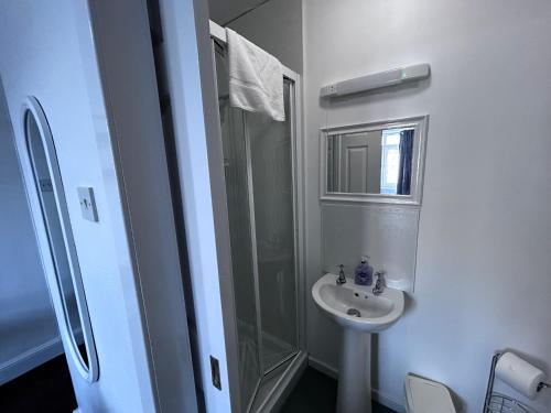 un piccolo bagno con lavandino e doccia di DunMoore Guesthouse a Oban