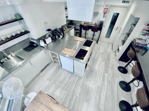 una vista aérea de una cocina con encimera en Apt 03 Beachside Beauty Central Studio Steps from Cafes en Brighton & Hove
