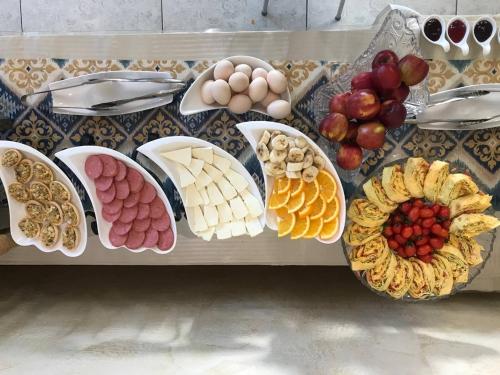ein paar verschiedene Arten von Essen auf dem Tisch in der Unterkunft KOCHEVNIK NOMAD hotel in Bischkek