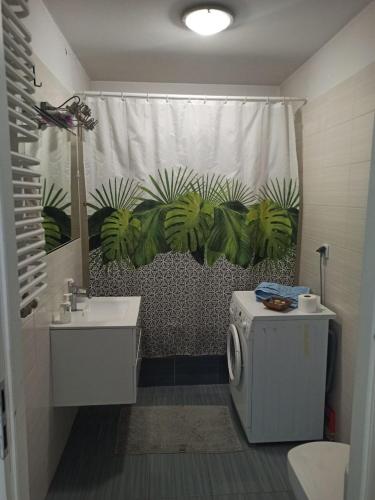 Vonios kambarys apgyvendinimo įstaigoje Studio with private Garden