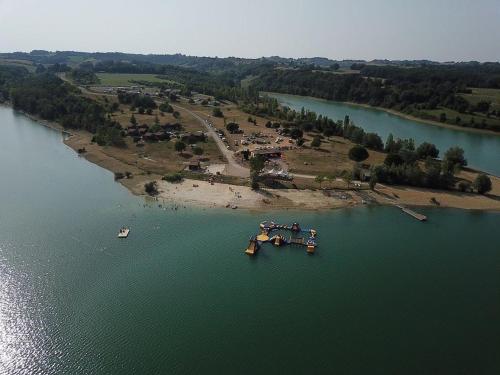 Een luchtfoto van Les Chalets du Lac de la Gimone