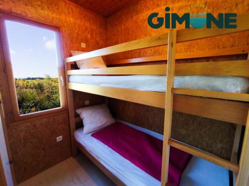 Bunk bed o mga bunk bed sa kuwarto sa Les Chalets du Lac de la Gimone