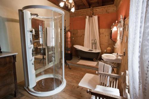 La salle de bains est pourvue d'une douche, d'un lavabo et d'une baignoire. dans l'établissement B&b di Charme Palazzo Lambertenghi, à Tirano