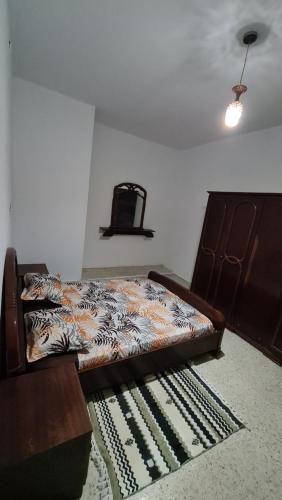 sypialnia z łóżkiem i stołem w pokoju w obiekcie Chez lotfi w mieście La Corniche