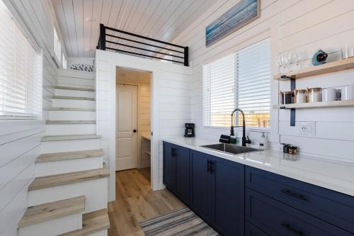 Η κουζίνα ή μικρή κουζίνα στο modern home with private hot tub