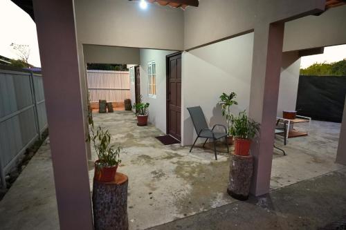 a patio with potted plants in a house at Casita Cumbrera en Penonomé in Penonomé