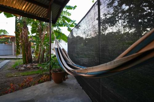 a hammock hanging on the side of a wall at Casita Cumbrera en Penonomé in Penonomé