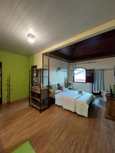 1 dormitorio grande con 1 cama y 1 mesa en Pousada Inconfidência Mineira en Ouro Preto