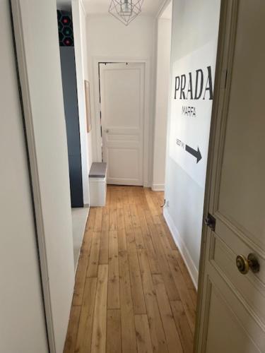 Cette chambre dispose d'un couloir et de parquet. dans l'établissement Cosi Appartement, à Clichy