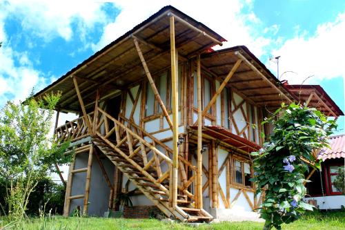 une maison construite avec un toit en bois dans l'établissement Casa Laureles, à Filandia