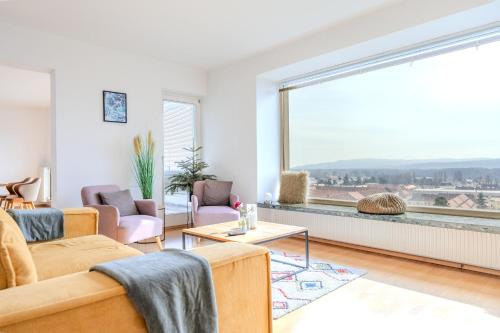 uma sala de estar com um sofá e uma grande janela em Haus in exklusiver Lage em Krems an der Donau