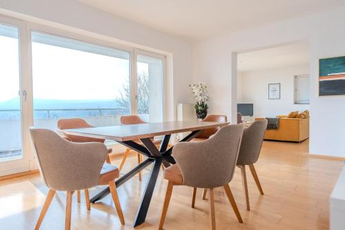 多瑙河畔克雷姆斯的住宿－Haus in exklusiver Lage，一间带桌椅的用餐室