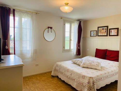a bedroom with a bed and a mirror on the wall at La Fabbrica Delle Idee in Fonte
