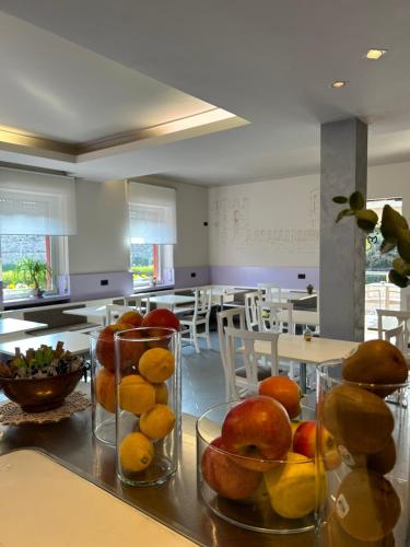 uma sala de aula com dois vasos de fruta sobre uma mesa em Hotel Le Mura em Lazise