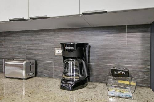 Kahvin ja teen valmistusvälineet majoituspaikassa Serene Studio Apartment in Hyde Park - Del Prado 706