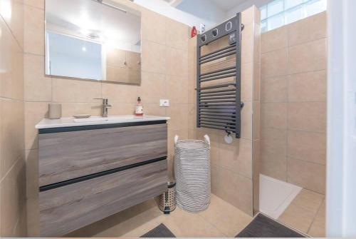 La salle de bains est pourvue d'un lavabo et d'une douche. dans l'établissement 2PERS terrasse vue mer piscine, à Menton