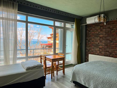 埃利迪爾的住宿－福利亞膳食公寓，一间卧室配有一张床、一张桌子和一个窗户。