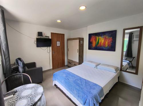 里約熱內盧的住宿－Casa térrea charmosa na Barra da Tijuca，一间卧室配有一张床和一把椅子