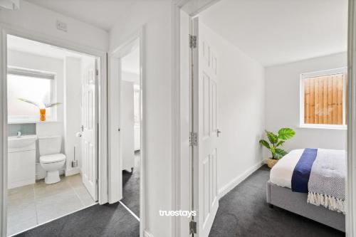Säng eller sängar i ett rum på 1 Sarah House by Truestays - 2 Bedroom Apartment - FREE Wifi & Parking