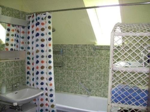 La salle de bains est pourvue d'une douche, d'une baignoire et d'un lavabo. dans l'établissement Appartement in Schelingen mit Garten und Grill, à Schelingen