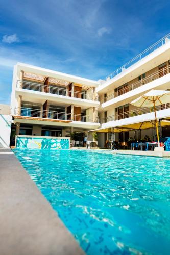 カマナにあるHotel Costa Surのホテル正面のスイミングプール