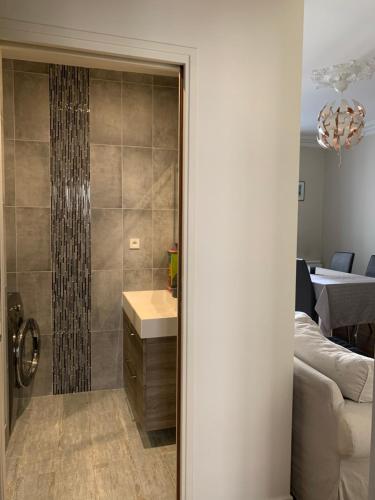 a bathroom with a shower and a sink at Chambre Quartier Auteuil in Paris