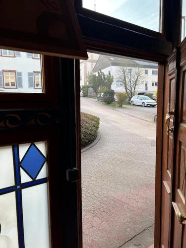 an open door with a view of a street at Gemütliches Scheunenfachwerkhaus nahe Frankfurt mit Glasfaser und Klima in Bad Soden am Taunus