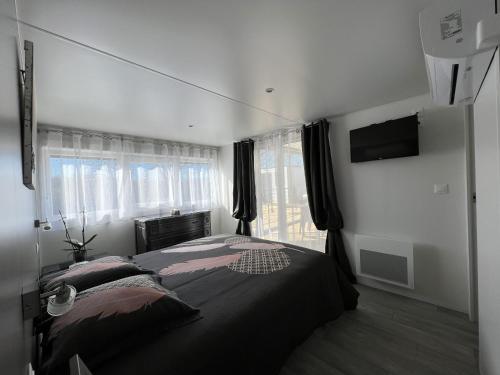 Giường trong phòng chung tại Cottage haut de gamme 6 personnes avec spa & wifi