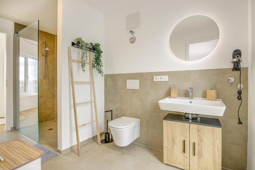 a bathroom with a toilet and a sink and a shower at Exklusive 3-Zimmer Luxus Maisonette Wohnung in Hochheim, Nähe FFM Flughafen in Hochheim am Main
