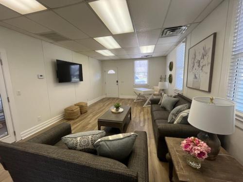 Ruang duduk di Serene 3BR Pet-Friendly Getaway Near Cartersville