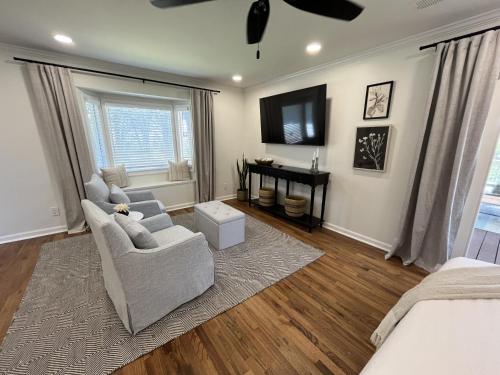 Televisyen dan/atau pusat hiburan di Serene 3BR Pet-Friendly Getaway Near Cartersville