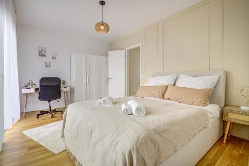 Exklusive 3-Zimmer Luxus Maisonette Wohnung in Hochheim, Nähe FFM Flughafen tesisinde bir odada yatak veya yataklar