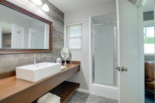 Ένα μπάνιο στο Theater Room and Pool Deck Retreat in Palm Desert!
