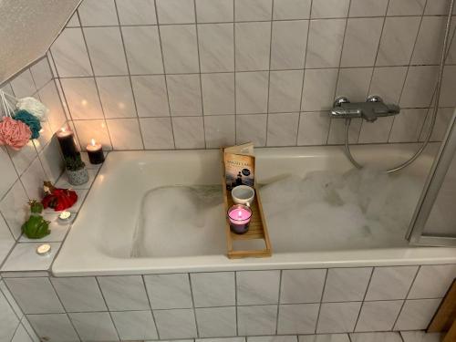 a bath tub with a candle in it at FroschKönig in Norden