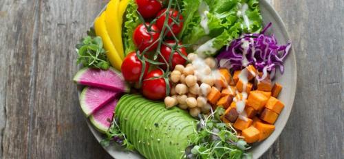 une plaque remplie de légumes sur une table en bois dans l'établissement Chambre à Sigoules dans maison partagée, à Sigoulès