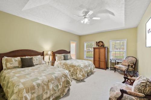 sypialnia z 2 łóżkami i wentylatorem sufitowym w obiekcie 88 Deerwood Lane w mieście Pinehurst