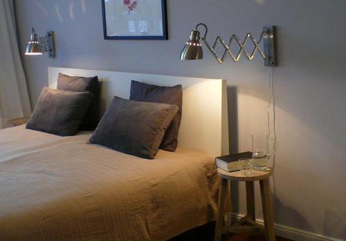 a bedroom with a bed and a table with a lamp at Wohnung-Kaufhold in Wittdün