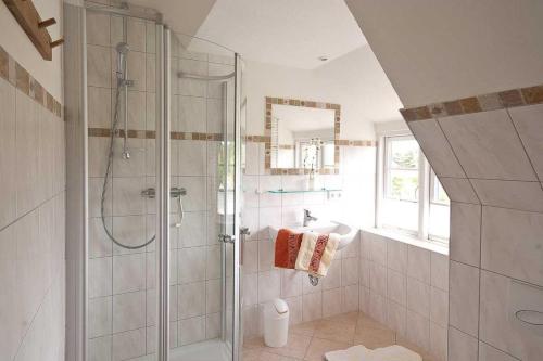 un bagno con doccia e lavandino di Auer-Werksteed a Süddorf