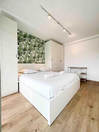 - une grande chambre blanche avec un grand lit blanc dans l'établissement Le Greco : Apt 6 Prs, 3 Ch, Parking, Clim, à Antibes